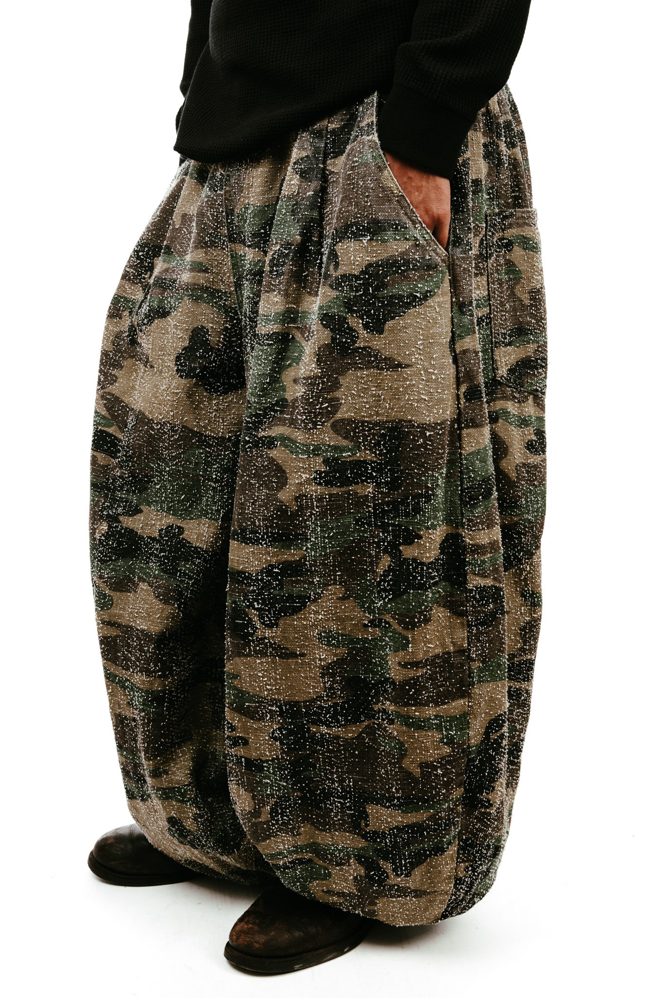 CAMO TEXTURED BALLOON PANTS